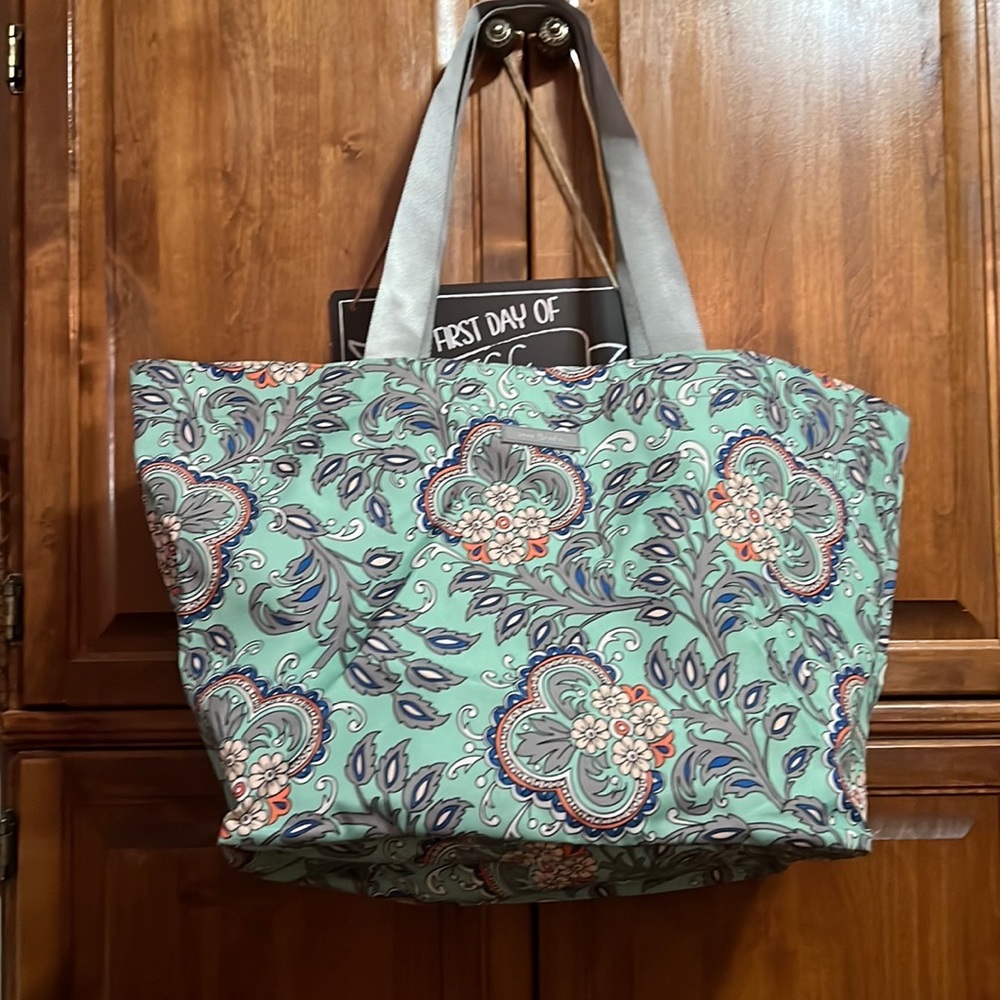 Vera Bradley Fan Flowers Lighten Up Tote. New without tags